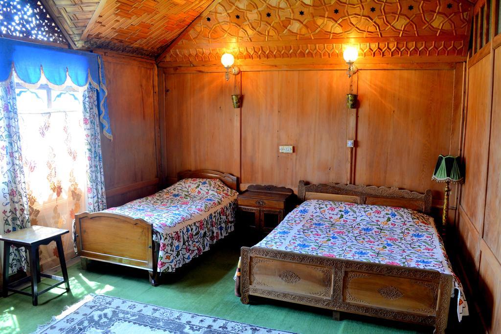Kings Houseboats Otel Srīnagar Oda fotoğraf
